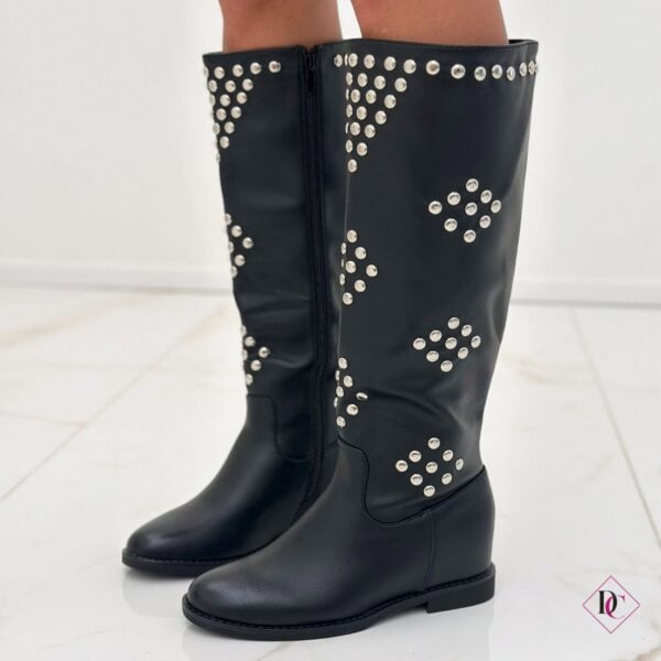 stivali neri eco pelle con zeppa interna e borchie de caro calzature (1)