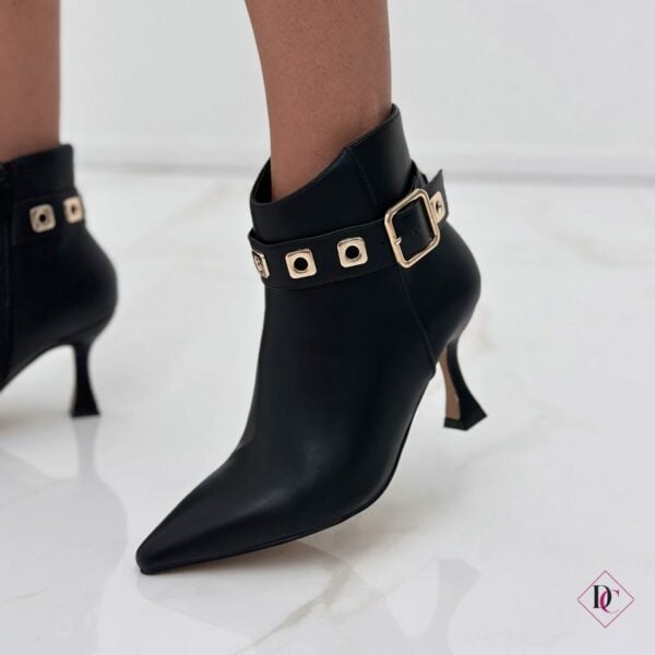 tronchetto elegante pelle nero con tacco alto a rocchetto e borchie oro de caro calzature (4)