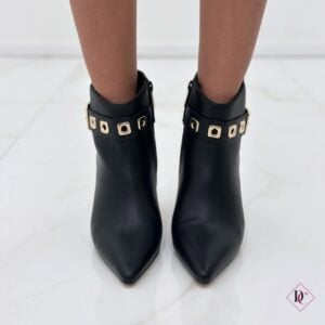 tronchetto elegante pelle nero con tacco alto a rocchetto e borchie oro de caro calzature (5)